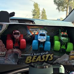 Spin Master Monster Jam Charged Beasts 1:64 Diecast Monster Trucks Set