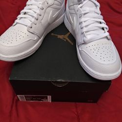 Retro jordan 1s Triple white