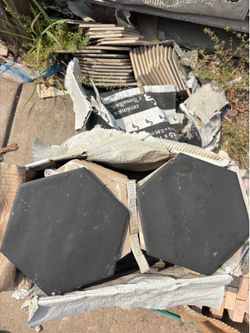 Free free / about  30 Sqft  porcelain hexagon 6”x6 Regalado/ alrededor  de 30 pies cuadrados   First come first served We have  a lot  of tile for  sa