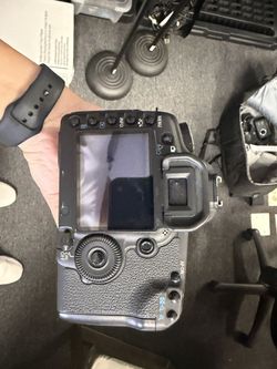 Canon EOS 5D Mark II Full-Frame DSLR Body + BG-E6 Battery Grip