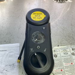 Portable air compressor for tires plugged into the lighter