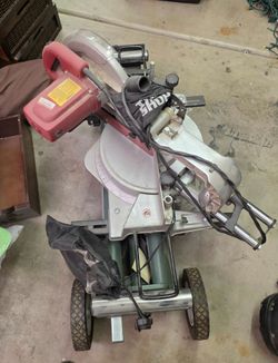 Mitre saw w cutter