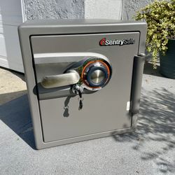 *DELIVERY AVAILABLE* Sentry AS Model Fireproof Waterproof Safe