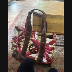 LOW PRICE MOVING- BEAUTIFUL $390 + TAX TORY BURCH TOTE