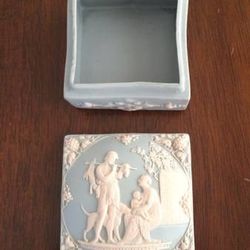 Vintage Bisque Porcelain Cameo Style Jewelry / Trinket Box