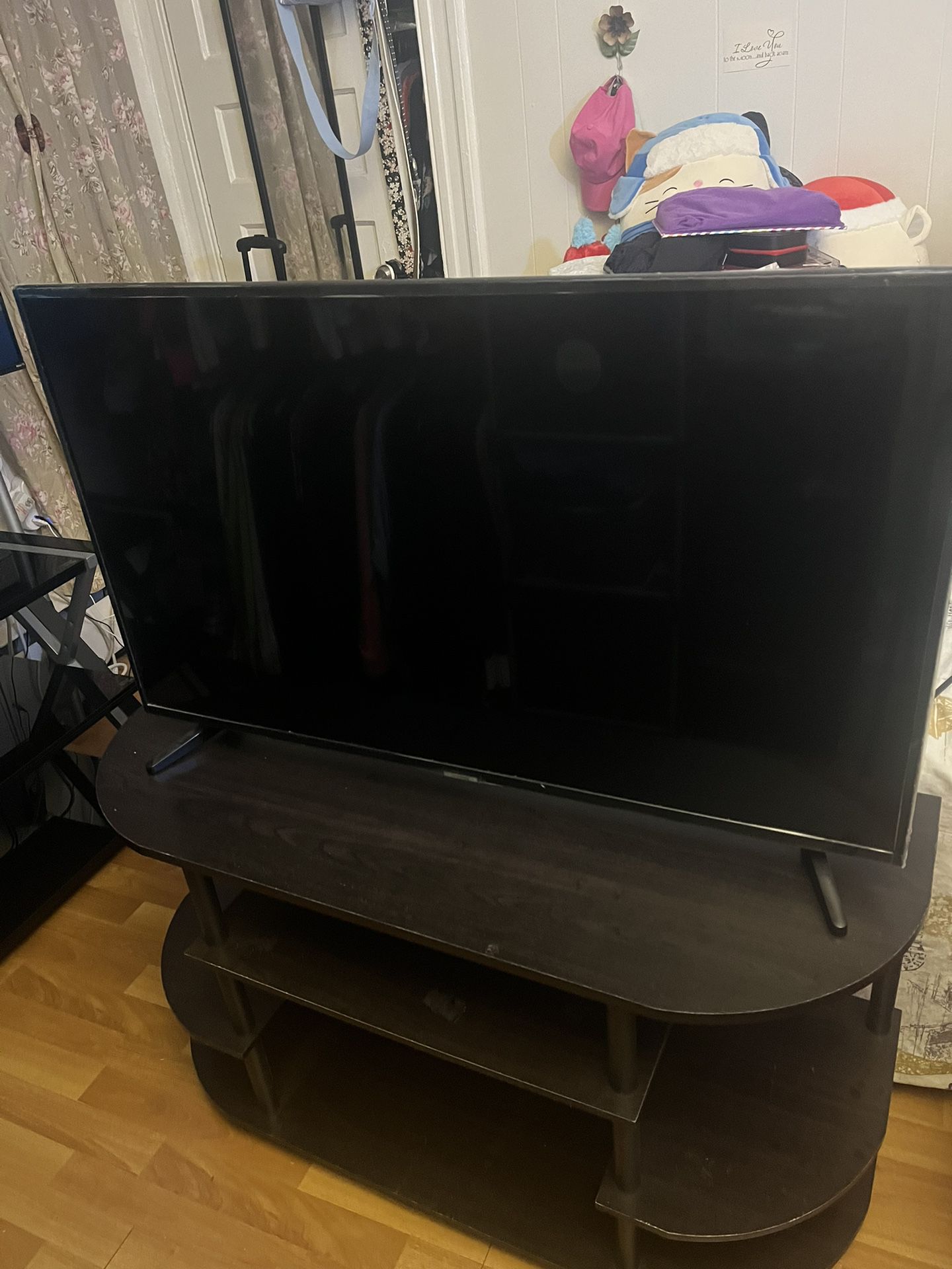 43” Samsung TV With Table 