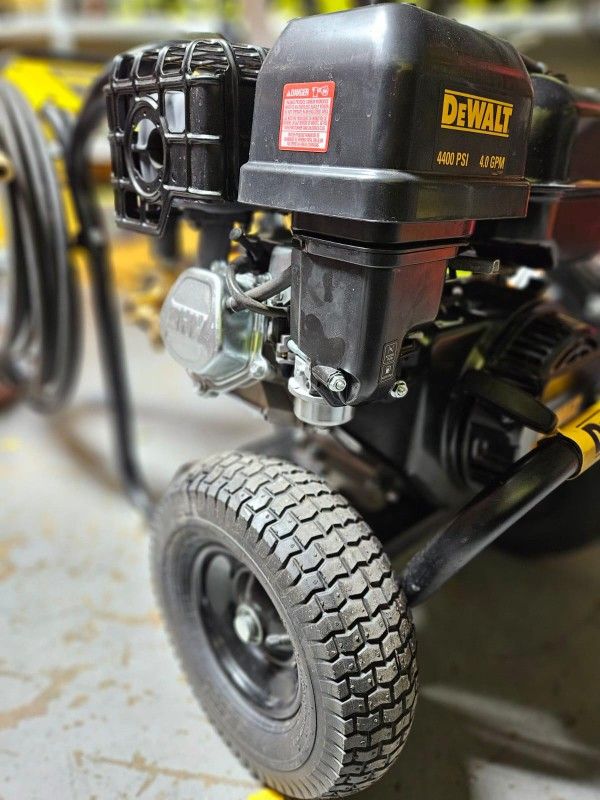 DEWALT GAS 4400 PSI PRESSURE WASHER HEAVY-DUTY LIKE NEW