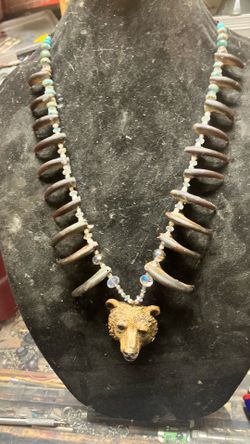 A bear claw neck necklace