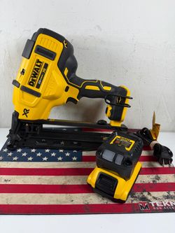 DeWalt 20V MAX XR 16GA Brushless Finish Nailer with Charger & One Battery