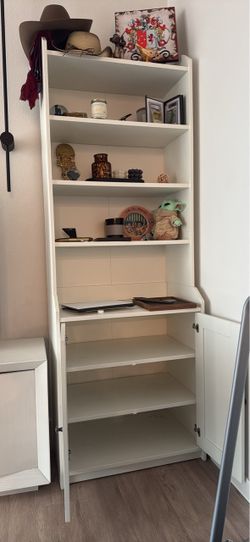 White Cabinet / book shelf