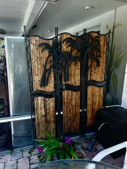 Outdoor screen with metal art