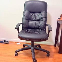 $150 Original Price! Black Executive Office Chair – Comfortable & Sturdy Moving sale – priced to sell quickly. Clean and ready for pickup!