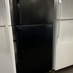 Insignia Top Freezer Refrigerator Apartment Size In Black 