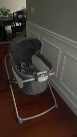 Fisher Price Bassinet with Matress,Musical,Vibrating Souds,like New.