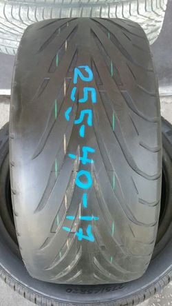 One used 255 40 17 Toyo tire