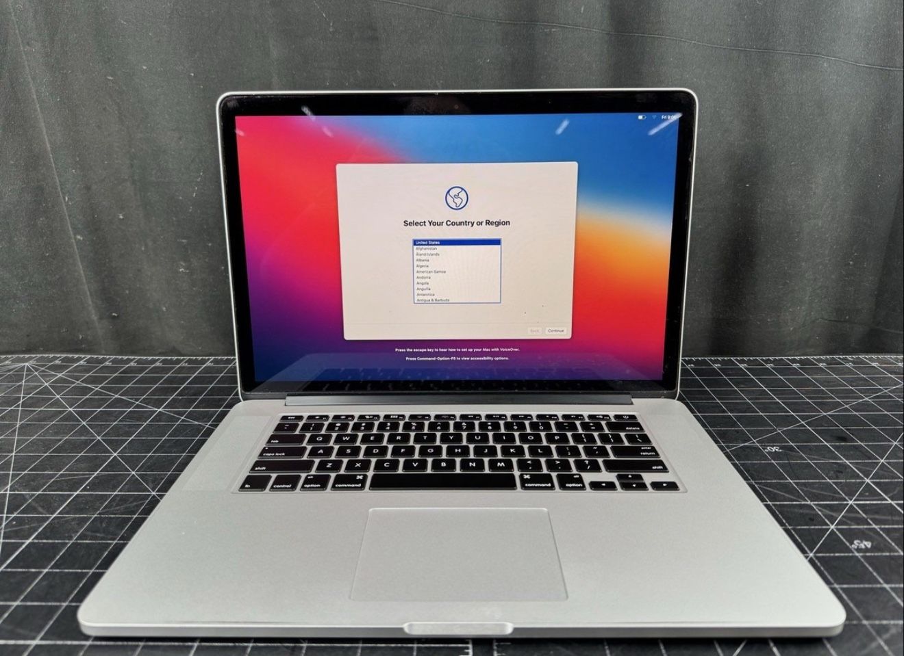 MacBook Pro 15” 2015 Retina 2.2ghz i7 16gb Ram 250