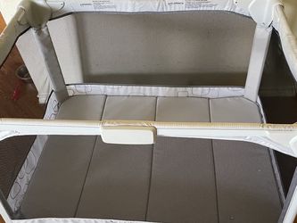 4mom playard with bassinet barely used