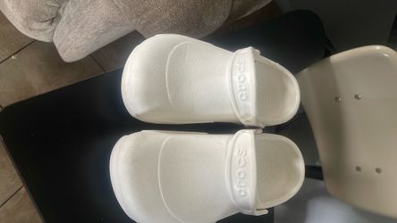 WHITE CROCS SIZE WOMEN 7 MEN SIZE 5  Good COOD.