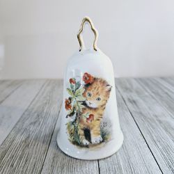 22K Gold Trimmed White Ceramic 4.75" Bell with Sweet Kitten in Red Flowers Design Pattern. Hand Decorated.

Pre-owned in excellent clean condition. No