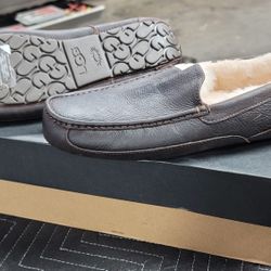 UGG Mascot Slippers/slip-ons Size 13