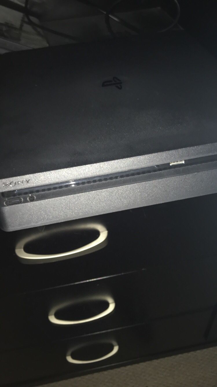 Ps4 Slim 500gb (Barely used)