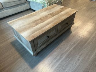 Beautiful Coffee Table with Storage – Great Condition!