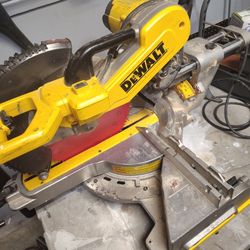De Walt Duel Bevel Compound Miter Saw W 12inch Blade