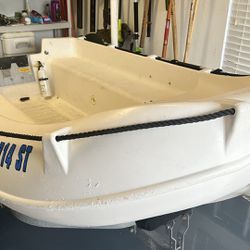 Dinghy 9ft Boat With Oars.