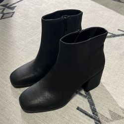 Willing To Ship! Brand New Snakeskin Vegan Leather Chelsea Boots Black Women’s Size 7.5 by Mix No. 6