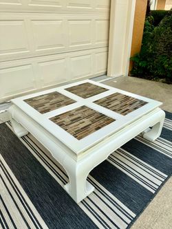 Large Beautiful Coffee Table, Like New