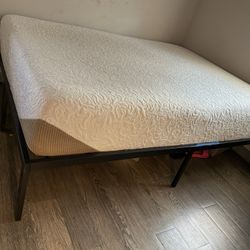 QUEEN SIZE BED & FRAME 