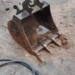 24 In Heavy Duty Mini Excavator Bucket With Removable Teeth