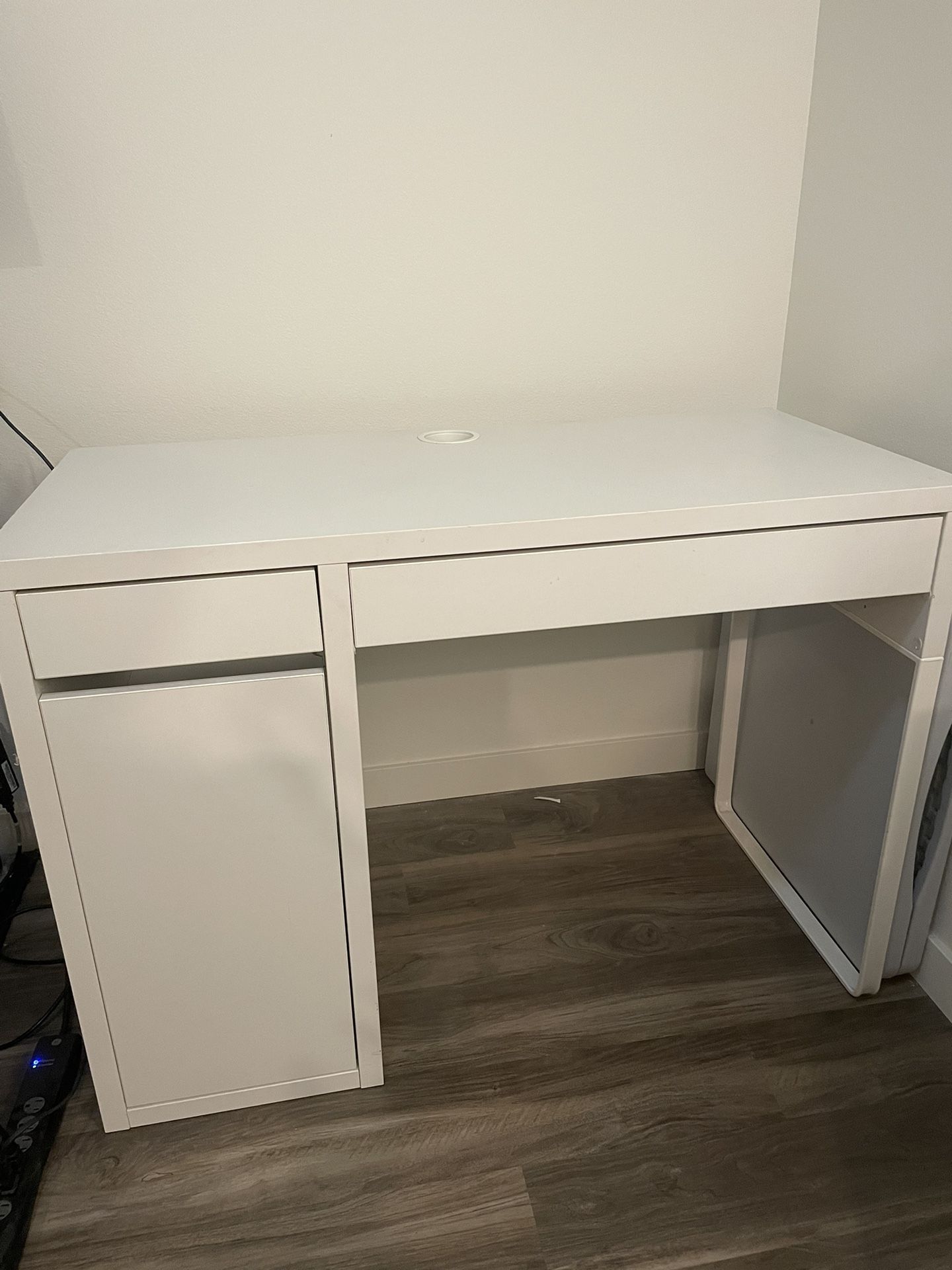 White desk 