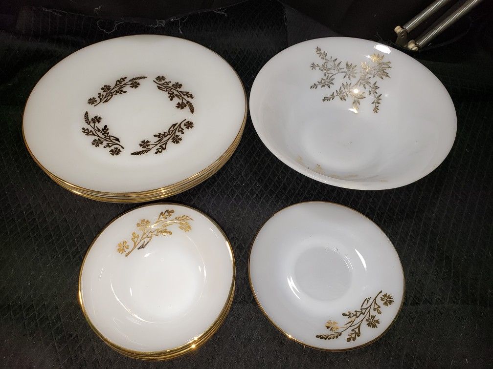 Federal glass co gold meadow milk glass 10pc dish set