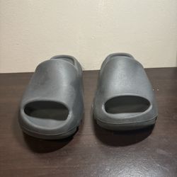 Yeezy slides size 9