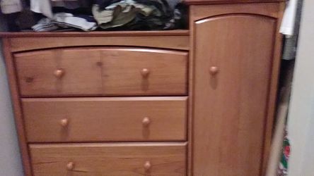 Storkcraft changing table w drawers