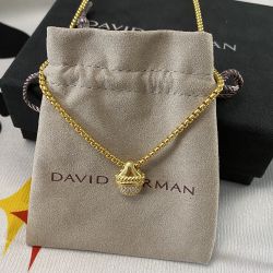  Womens Acorn Pendant Necklace in Yellow Gold 