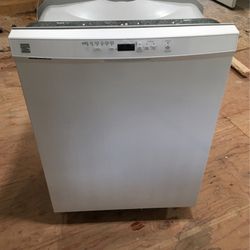 Kenmore dishwasher 24 inch excellent condition