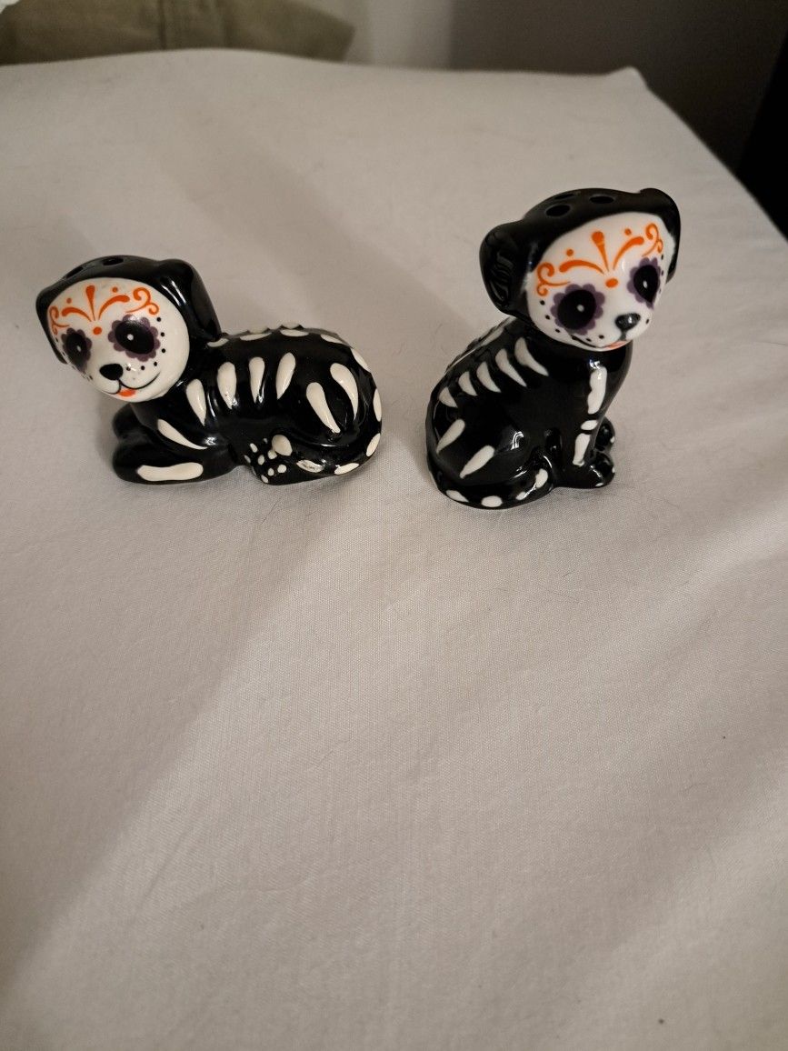 2 Small Dogs Salt And Pepper Shakers