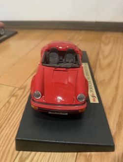 Maisto Porsche 911 Speedster 1989 1:18 Diecast Car Red On Stand