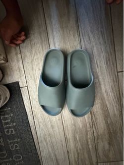Used Yeezy slides size 11