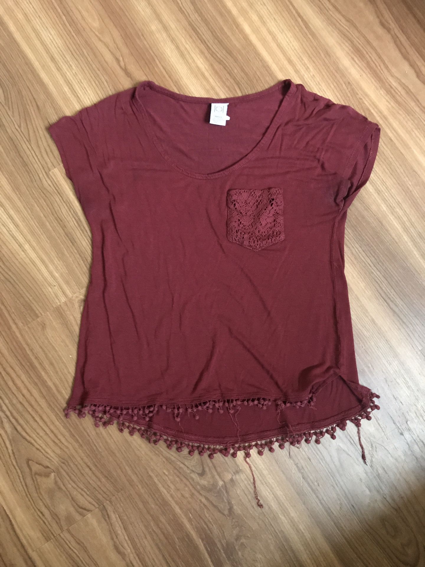 Maroon slightly cropped tee small