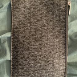 Michael Kors Wristlet – Dark Grey, Stylish & Sleek!