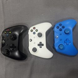 3 Xbox Controllers