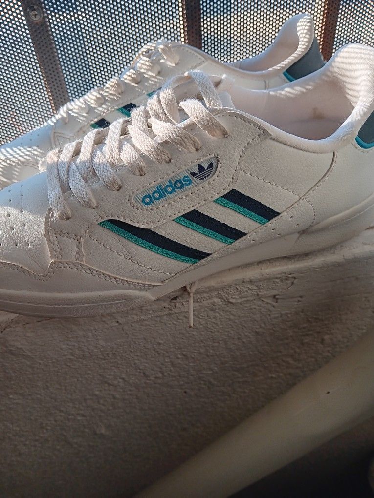 adidas shoe white classic with blue 