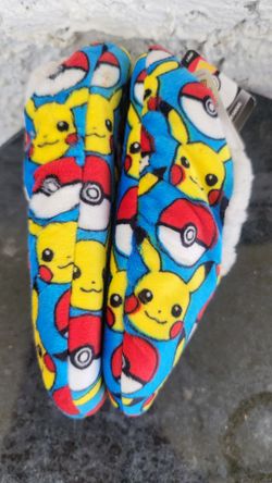 Pokemon Pikachu Boys Fuzzy Grip Slippers toddler s/m 8-13 new with tag