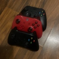 3 Xbox Controllers