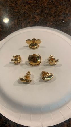 Nice 6 pin gold tone piece all together makes Mickey