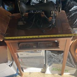 The Singer Vintage Electric Sewing  Machine