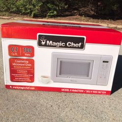 BRAND NEW Magic Chef Microwave